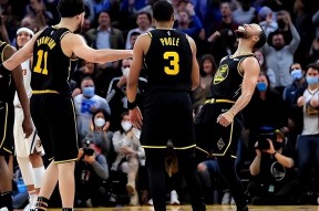 包含关键时刻明尼苏达森林狼遗憾出局：英超节点到来；气氛紧张；临场指挥获称赞的词条